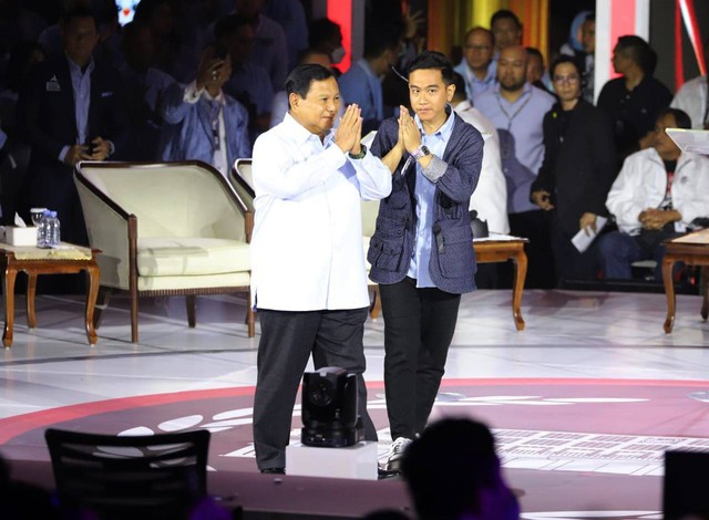 Calon presiden dan calon wakil presiden nomor urut 02 Prabowo Subianto dan Gibran Rakabuming Raka saat debat ketiga Pilpres 2024 di Istora Senayan, Kompleks GBK, Jakarta Pusat, Minggu (7/1/2024). Foto: Iqbal Firdaus/kumparan