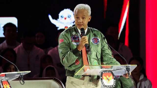 Calon presiden nomor urut 03 Ganjar Pranowo menyampaikan gagasannya saat debat ketiga Pilpres 2024 di Istora Senayan, Kompleks GBK, Jakarta Pusat, Minggu (7/1/2024). Foto: REUTERS/Ajeng Dinar Ulfiana