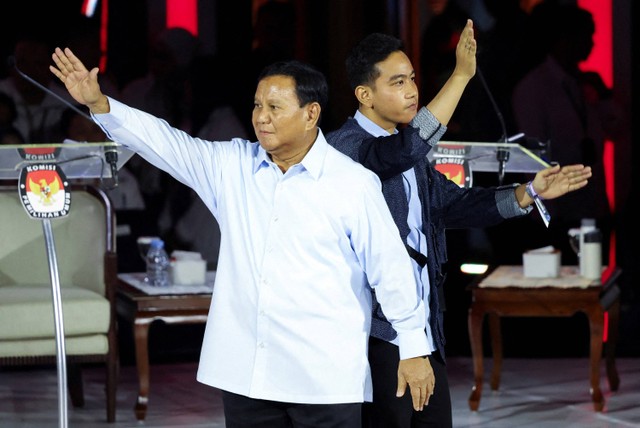 Calon presiden dan calon wakil presiden nomor urut 02 Prabowo Subianto dan Gibran Rakabuming Raka saat debat ketiga Pilpres 2024 di Istora Senayan, Kompleks GBK, Jakarta Pusat, Minggu (7/1/2024). Foto: REUTERS/Ajeng Dinar Ulfiana