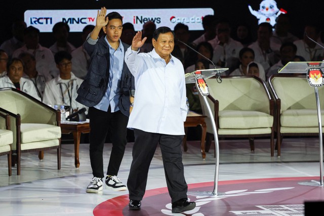 Calon presiden dan calon wakil presiden nomor urut 02 Prabowo Subianto dan Gibran Rakabuming Raka saat debat ketiga Pilpres 2024 di Istora Senayan, Kompleks GBK, Jakarta Pusat, Minggu (7/1/2024). Foto: REUTERS/Ajeng Dinar Ulfiana