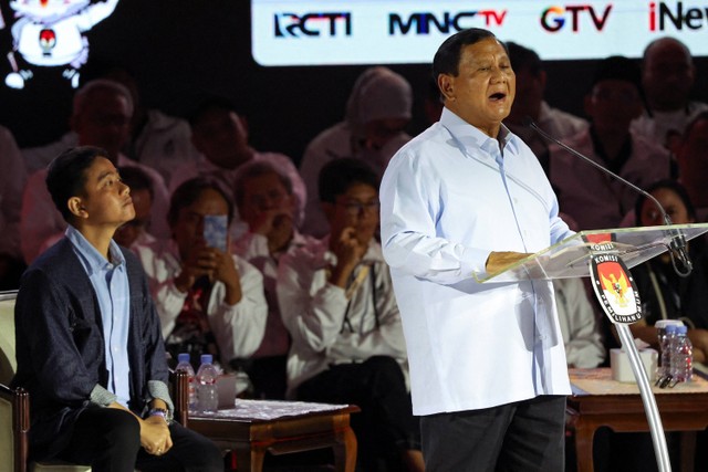 Calon presiden dan calon wakil presiden nomor urut 02 Prabowo Subianto dan Gibran Rakabuming Raka saat debat ketiga Pilpres 2024 di Istora Senayan, Kompleks GBK, Jakarta Pusat, Minggu (7/1/2024). Foto: REUTERS/Ajeng Dinar Ulfiana