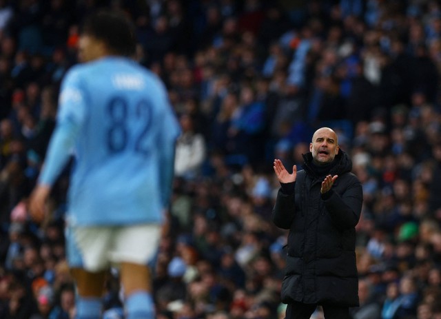 Pelatih Manchester City Pep Guardiola beraksi saat timnya menghadapi Huddersfield Town di Stadion Etihad, Manchester, Inggris, 7 Januari 2024. Foto: Reuters/Lee Smith