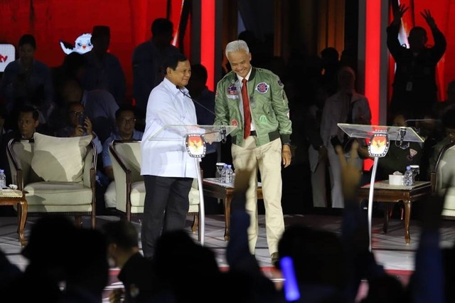 Calon presiden nomor urut 02 Prabowo Subianto berjabat tangan dengan calon presiden nomor urut 03 Ganjar Pranowo usai debat ketiga Pilpres 2024 di Istora Senayan, Kompleks GBK, Jakarta Pusat, Minggu (7/1/2024). Foto: Iqbal Firdaus/kumparan