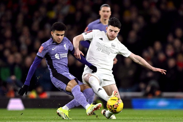 Pemain Arsenal Declan Rice berebut bola dengan pemain Liverpool Luis Diaz pada pertandingan Piala FA di Stadion Emirates, London, Inggris, Minggu (7/1/2024). Foto: Dylan Martinez/REUTERS