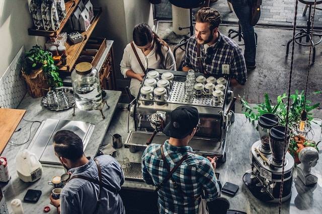 Kafe di Umalas Bali. Foto hanya ilustrasi bukan tempat sebenarnya. Sumber foto: Unsplash.com/Joshua Rodriguez