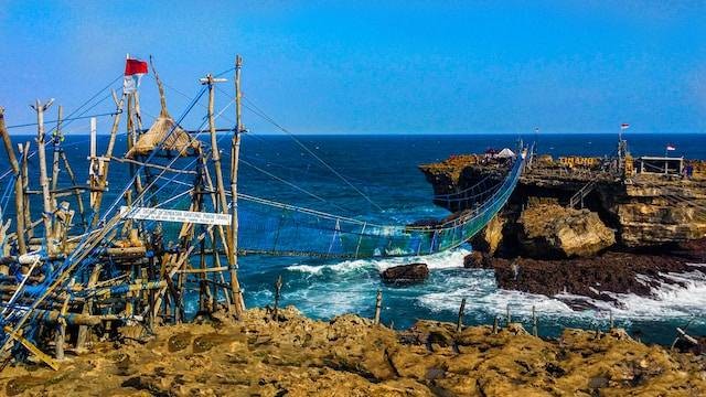 Pantai Sinden. Foto hanya ilustrasi bukan tempat sebenarnya. Sumber foto: Unsplash.com/RINZ WE