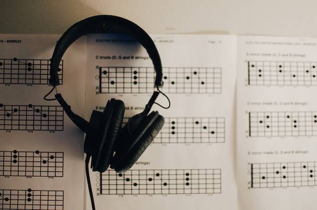 Ilustrasi Pengertian Notasi Angka dalam Seni Musik. Sumber foto: unsplash.com/Kelly Sikkema