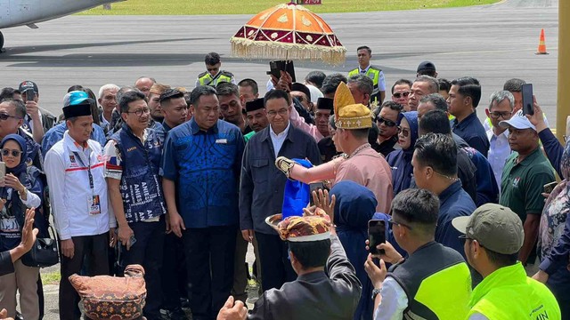 Anies Kampanye Di Gorontalo, Disambut Upacara Adat Mopotilolo ...