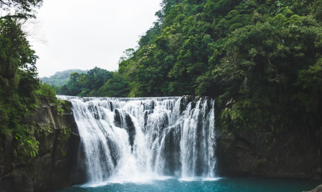 Curug malela. Foto hanya ilustrasi, bukan tempat sebenarnya. Sumber: Unsplash/Rei Kim