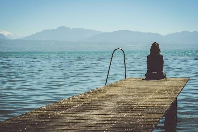 Ilustrasi Cara Menghadapi Orang yang Mengalami Depresi. Sumber foto: unsplash.com/Paola Chaaya