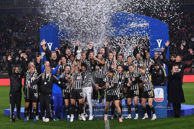 Juventus juara Supercoppa Femmenil usai mengalahkan AS Roma dengan skor 1-2. Foto: X/@JuventusFCWomen