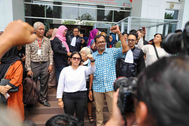 Haris Azhar dan Fatiah menemui sejumlah aktivis dan pendukung di depan PN Jaktim, Jakarta, Senin (8/1). Foto: Iqbal Firdaus/kumparan