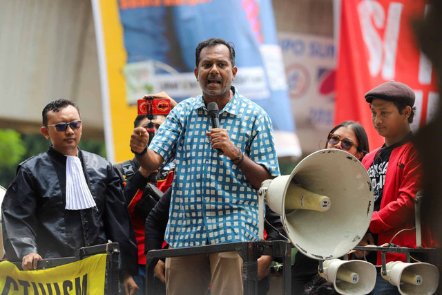 Haris Azhar dan Fatia menemui sejumlah aktivis dan pendukung di depan PN Jaktim, Jakarta, Senin (8/1). Foto: Iqbal Firdaus/kumparan