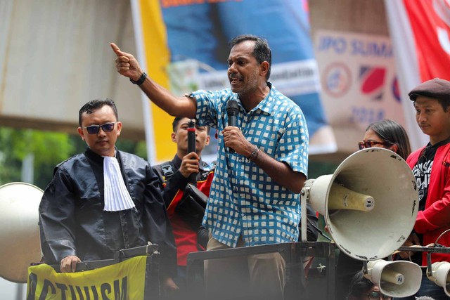 Haris Azhar dan Fatiah menemui sejumlah aktivis dan pendukung di depan PN Jaktim, Jakarta, Senin (8/1). Foto: Iqbal Firdaus/kumparan