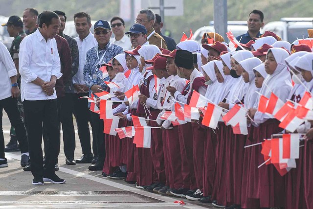 Presiden Joko Widodo (kiri) menyapa anak-anak sekolah dalam peresmian Jalan Tol Pamulang-Cinere-Raya Bogor di Gerbang Tol Limo Utama, Depok, Jawa Barat, Senin (8/1/2024). Foto: Sigid Kurniawan/ANTARA FOTO