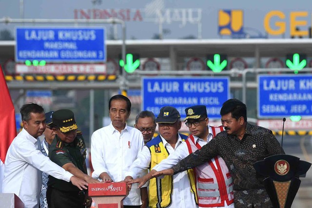 Presiden Joko Widodo dalam peresmian Jalan Tol Pamulang-Cinere-Raya Bogor di Gerbang Tol Limo Utama, Depok, Jawa Barat, Senin (8/1/2024). Foto: Sigid Kurniawan/ANTARA FOTO