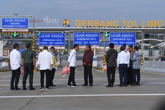 Presiden Joko Widodo berbincang dengan Anggota Komisi V DPR Mulyadi didampingi para menteri, kepala lembaga dan pejabat daerah saat meninjau Jalan Tol Pamulang-Cinere-Raya Bogor di Gerbang Tol Limo Utama, Depok, Jawa Barat, Senin (8/1/2024). Foto: Sigid Kurniawan/ANTARA FOTO