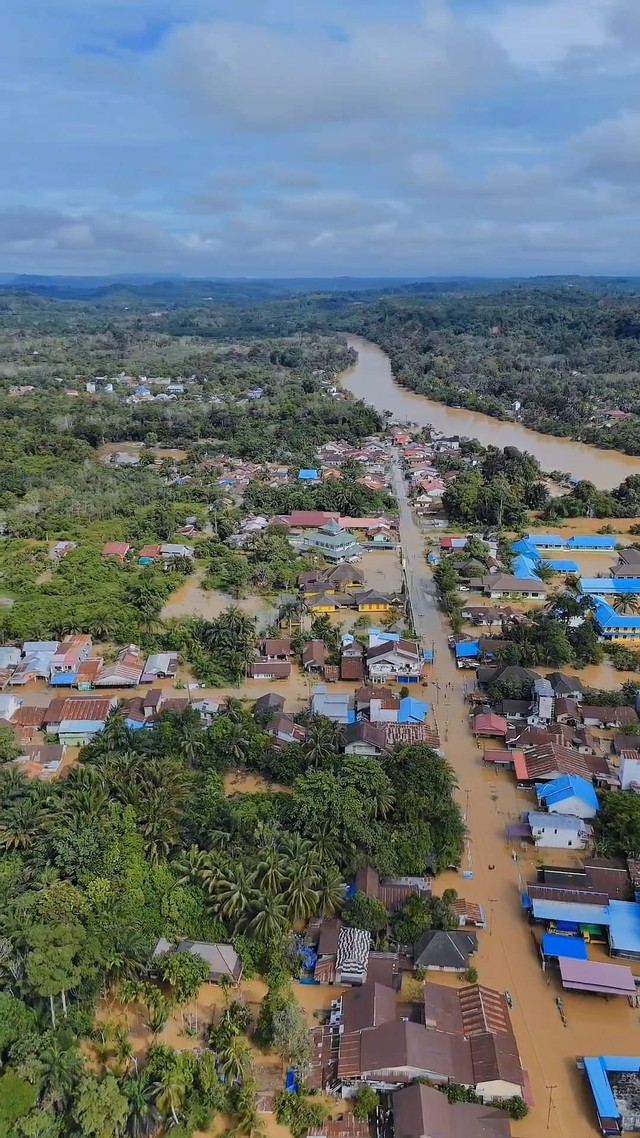 Banjir masih meremdam wilayah Ngabang, Kabupaten Landak. Foto: Dok. PMI Kalbar