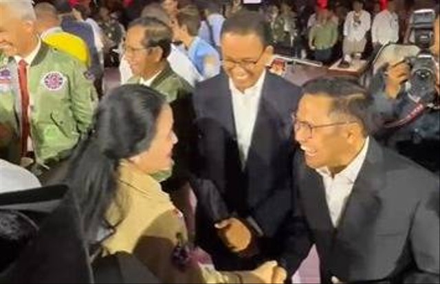 Momen kebersamaan Paslon 01 Anies Baswedan dan Muhaimin Iskandar menyalami Puan Maharani usai debat capres ketiga di Istora. Foto: Dok. Istimewa