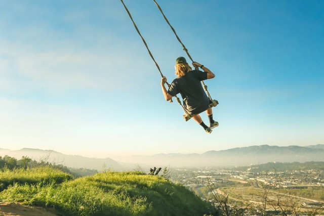 Harga Tiket Masuk Destinasi wisata Ayunan Langit Watu Jaran Kulonprogo. Foto hanya ilustrasi, bukan gambar sebenarnya. Sumber: Unsplash/ Jeremy Bishop.