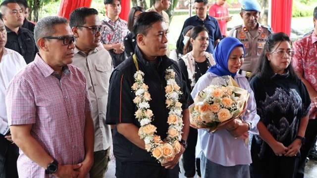 Kapolda Sulawesi Utara, Irjen Pol Yudhiawan Wibisono (pakai kalungan bunga), dijemput saat pertama kali tiba di Kota Manado, Sabtu (6/1). (foto: dokumen Polda Sulut)