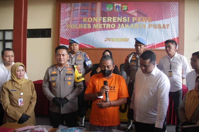 Tersangka hadir dalam konpers kasus pencabulan di Mapolres Metro Jakarta Pusat.  Foto: Humas Polres Metro Jakarta Pusat
