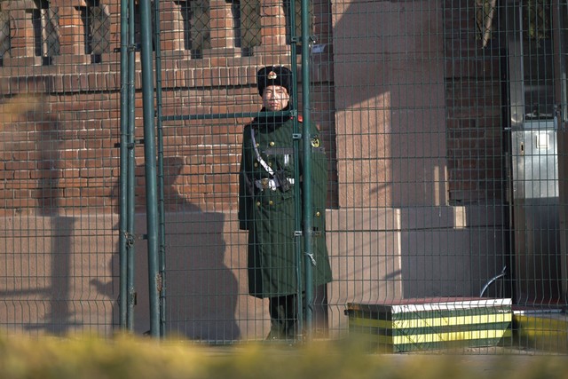 Polisi paramiliter China berjaga di luar kedutaan Inggris di Beijing pada 8 Januari 2024. Foto: Pedro PARDO/AFP