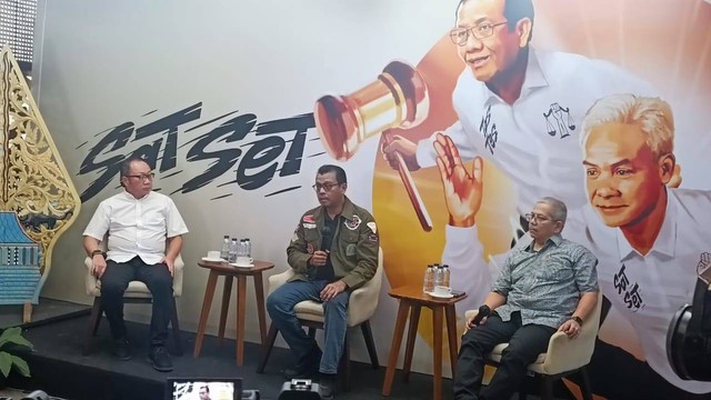 Diskusi TPN Ganjar-Mahfud terkait debat ketiga pilpres soal pertahanan, dihadiri Deputi Politik 5.0 Tim Pemenangan Nasional (TPN) Ganjar-Mahfud, Andi Widjajanto, di Media Center TPN, Gondangdia, Jakarta, Senin (8/1/2024). Foto: Annisa Thahira Madina/kumparan