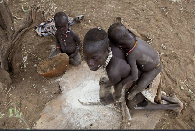 Foto pekerja anak di Benua Afrika.Sumber:https://www.shutterstock.com/id/image-photo/africa-south-ethiopia-omo-valley-2412-183898232