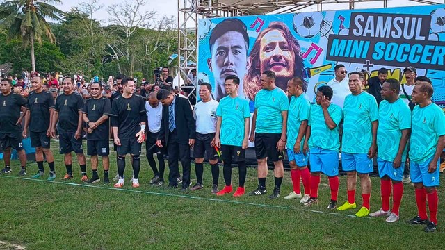 Cawapres Gibran Rakabuming Raka berjersey 'Samsul' main mini soccer bareng Raffi Ahmad di Lapangan Taremball Matawaru, Maluku Tengah, Senin (8/1).
 Foto: Zamachsyari/kumparan