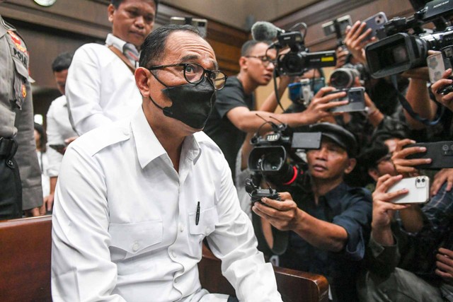 Terdakwa kasus dugaan penerimaan gratifikasi dan tindak pidana pencucian uang (TPPU) Rafael Alun Trisambodo hadir dalam sidang pembacaan putusan di Pengadilan Tipikor, Jakarta, Senin (8/1/2024). Foto: Hafidz Mubarak A/ANTARA FOTO