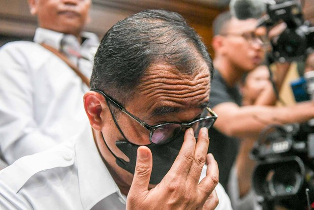 Terdakwa kasus dugaan penerimaan gratifikasi dan tindak pidana pencucian uang (TPPU) Rafael Alun Trisambodo dalam sidang pembacaan putusan di Pengadilan Tipikor, Jakarta, Senin (8/1/2024). Foto: Hafidz Mubarak A/ANTARA FOTO