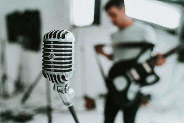 Ilustrasi Cara Membuat Lagu bagi Pemula. Foto: dok. Unsplash/Daniel Chekalov