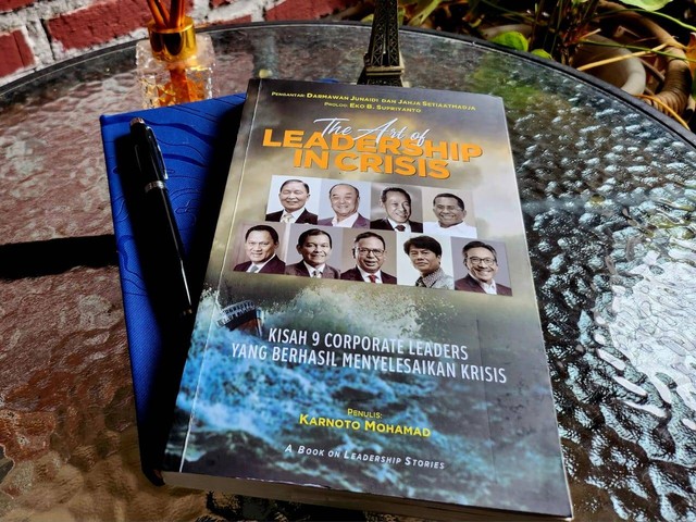 Buku 'The Art of Leadership in Crisis: Kisah 9 Corporate Leaders yang Berhasil Menyelesaikan Krisis' karya Karnoto Mohamad. Foto: Wendiyanto/kumparan