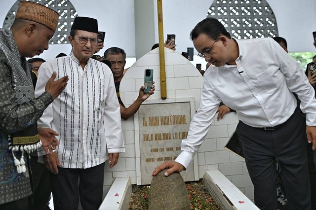 Capres Anies Baswedan berziarah ke makam pahlawan nasional Nani Wartabone di Gorontalo, Senin (8/1/2024). Foto: Dok. Istimewa