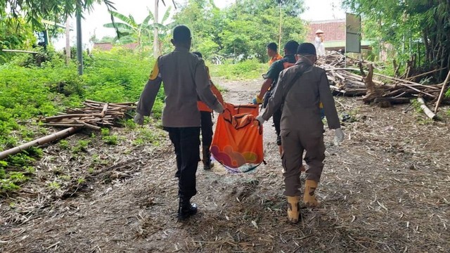 Petugas saat mengevakuasi mayat Maulida Angelica Solikha binti Adam Pambudi (3), warga Dusun Ngebrak, Kelurahan Josenan, Kecamatan Taman, Kota Madiun, Jawa Timur. (Aset: Istimewa)