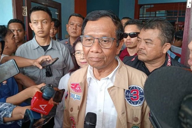 Cawapres Nomor Urut 3 Mahfud MD saat doorstop setelah menghadiri Deklarasi Pemuda GAMA Pantura di GOR Dharma Ayu Indramayu, Senin (8/1/2024). Foto: Panji Asmara/kumparan