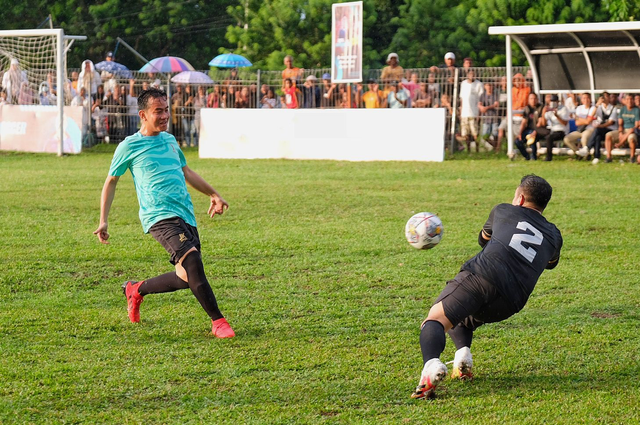 Cawapres nomor urut 2 Gibran Rakabuming Raka bermain 'Samsul Mini Soccer' di Lapangan Taremball Matawaru, Maluku Tengah, Senin (8/1). Foto: Dok. Istimewa
