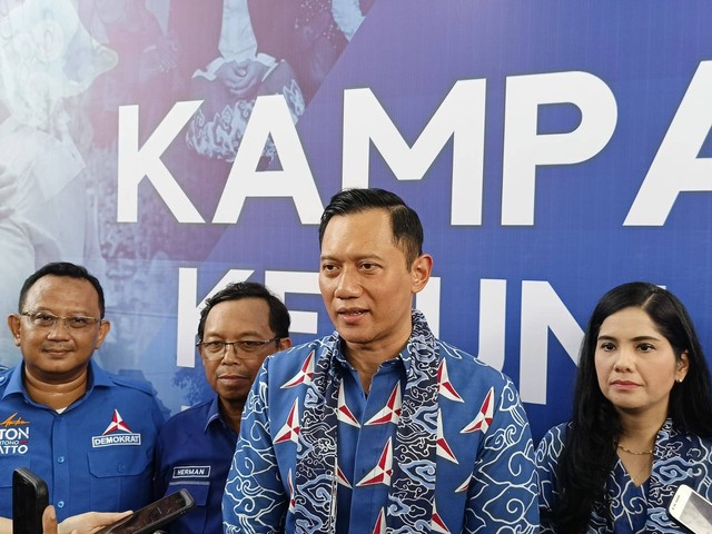 Ketua Umum Partai Demokrat, Agus Harimurti Yudhoyono (AHY), saat memberikan keterangan pers dalam kampanye terbatas perdananya yang dilakukan di Ballroom Hotel Apita, Kedawung, Kabupaten Cirebon, Senin (8/1). Foto: Tarjoni/Ciremaitoday