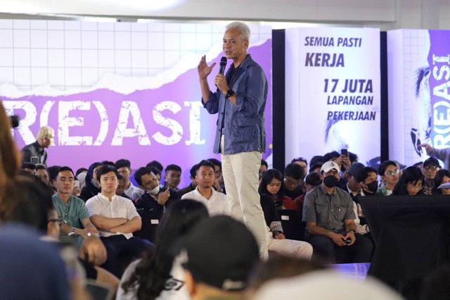 Calon presiden nomor urut 03 Ganjar Pranowo menghadiri acara Demokreasi di kawasan Senayan, Jakarta, Senin (8/1/2024). Foto: Iqbal Firdaus/kumparan
