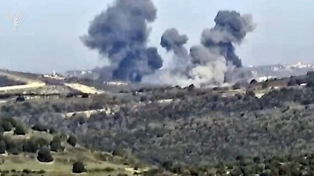 Asap mengepul menyusul apa yang dikatakan angkatan bersenjata Israel sebagai serangan udara terhadap sasaran Hizbullah di Lebanon, dalam tangkapan layar ini diperoleh dari video yang dirilis pada Senin (8/1/2024). Foto: Pasukan Pertahanan Israel/Handout via Reuters