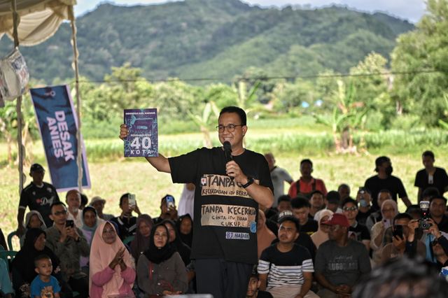 Capres nomor urut 1 Anies Baswedan mengenalkan buku panduan pembangunan 40 Kota dalam 'Desak Anies' di Asmara Garden, Gorontalo, Senin (8/1). Foto: Dok. Istimewa