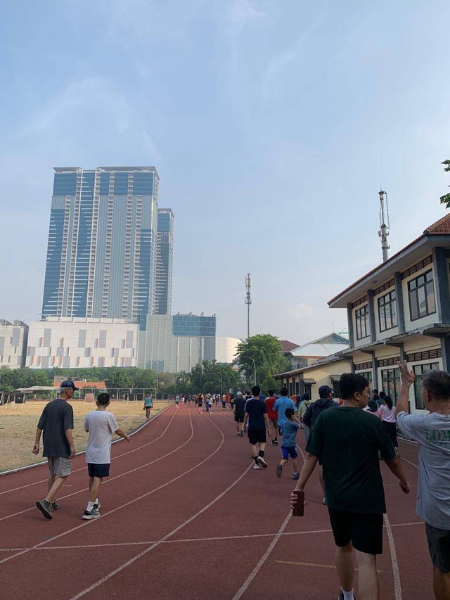 4 November 2023 -  pukul 06.39 WIB (foto ini diambil secara pribadi oleh Devi Ayu) ||   Suasana di pagi hari, warga Surabaya meluangkan waktunya untuk jogging maupun latihan, tidak hanya masyarakat biasa saja maupun atlet yang boleh berkunjung ke lapangan Jatim Seger Surabaya para pengunjung baik anak-anak maupun orang dewasa, apapun genre maupun usia. Untuk jam buka mulai pukul 04.30 sampai 18.00 dan tarif masuknya gratis tidak dipungut biaya, akan tetapi cukup membayar parkir saja. 