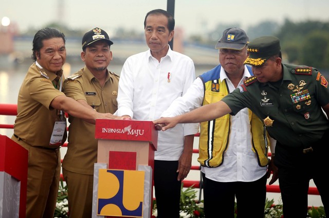 Presiden Jokowi (tengah) menekan tombol sirine saat meresmikan pengoperasian jembatan Cisadane di Tangerang, Banten, Senin (8/1/2024). Foto: Muhammad Iqbal/ANTARA FOTO