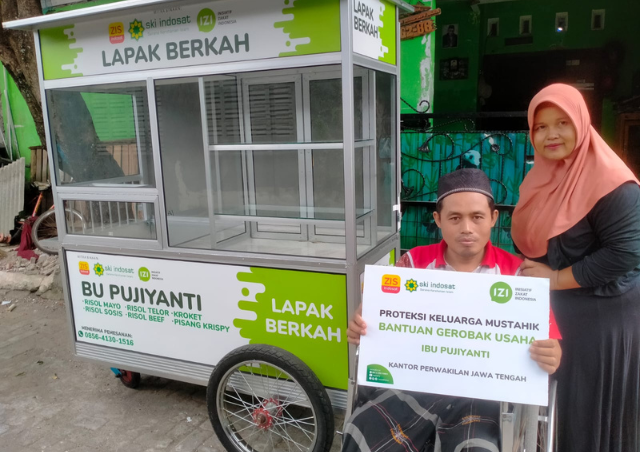 Berdayakan Keluarga Tunanetra, ZIS & SKI Indosat Berikan Gerobak dan Alat Usaha