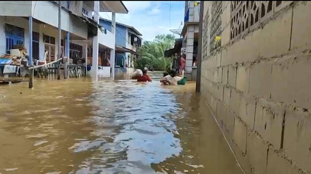 Banjir yang saat ini masih merendam Landak. BPBD Kalbar imbau masyrakat untuk waspada. Foto: Dok. Hi!Pontianak