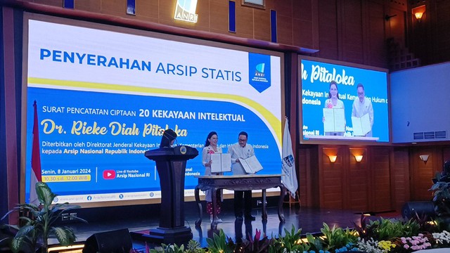 Rieke Diah Pitaloka dalam Penyerahan arsip statis 20 hak ciptaan karya intelektual, Gedung ANRI, Jakarta Selatan, Senin (8/1).
 Foto: Giovanni/kumparan