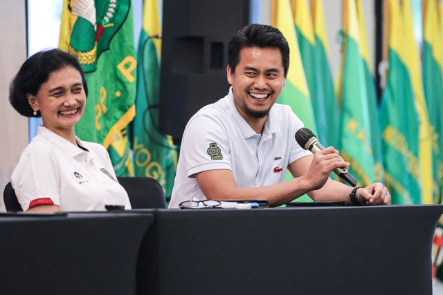 Tontowi Ahmad (kanan), legenda bulu tangkis Indonesia yang bergabung sebagai mentor dalam Tim Ad Hoc Olimpiade 2024 PBSI. Foto: Dok. PBSI