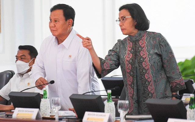 Menkeu Sri Mulyani (kanan) berbincang dengan Menhan Prabowo Subianto saat rapat terbatas di Kantor Presiden, Senin (28/11/2024). Foto: Hafidz Mubarak A/ANTARA FOTO