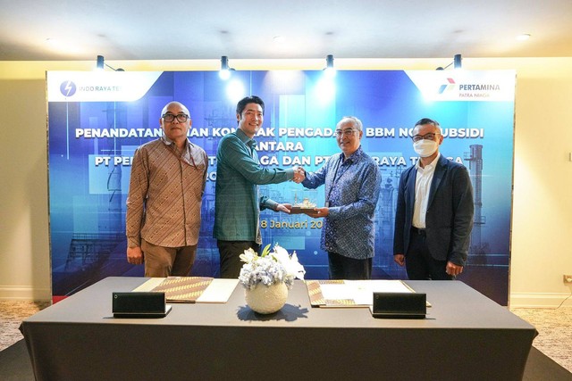 Penandatanganan Kontrak Pengadaan BBM nonsubsidi tersebut dilakukan oleh Executive GM Pertamina Patra Niaga Regional JBB Deny Djukardi dan Direktur Bisnis PT Indo Raya Tenaga Jonny Karli pada Senin (8/1/2024). Foto: Pertamina Patra Niaga